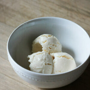 vanilla ice cream scoops